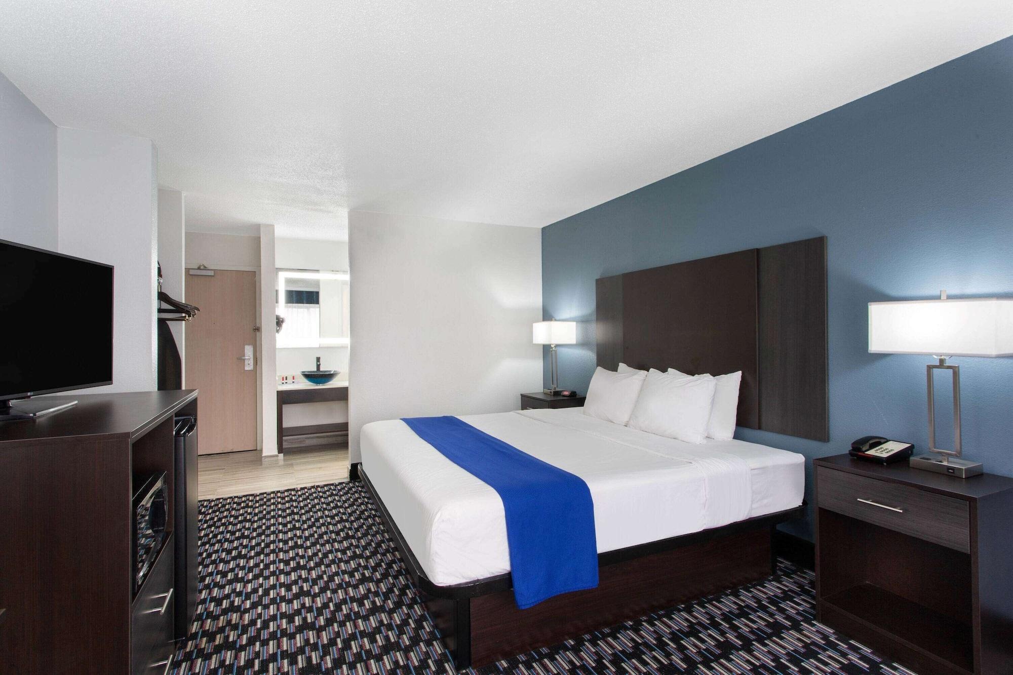 Baymont By Wyndham Charlotte University Exterior foto